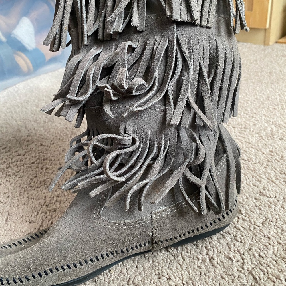 Grey Minnetonka 3 layer fringe boots - Picture 8 of 11